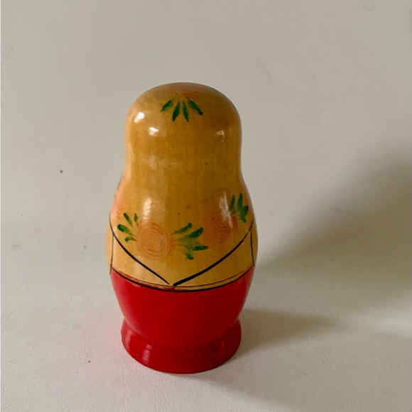 Vintage wooden hand carved Matroyshka nesting doll - Picture 9 of 11